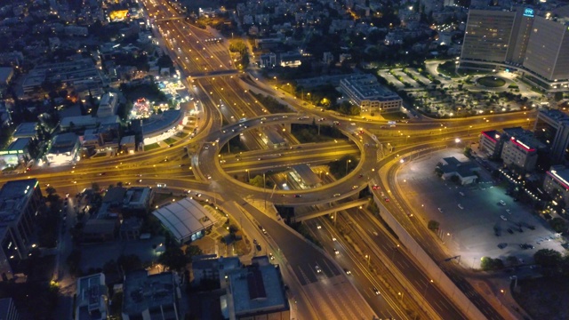 航拍公路十字路口夜间车辆行驶的画面视频素材