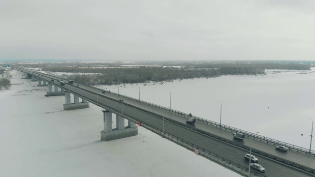 高速公路上高速行驶车辆位于高宽桥上视频素材