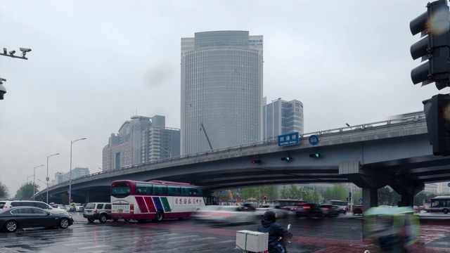 时光流逝，四同桥车流，中关村街道(中国的硅谷)，雨景视频素材