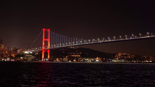 伊斯坦布尔，博斯普鲁斯大桥夜景，7月15日烈士桥视频素材