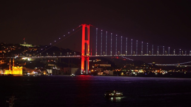 伊斯坦布尔，博斯普鲁斯大桥夜景，7月15日烈士桥视频素材