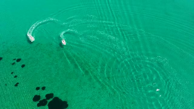 鸟瞰图的快艇在绿松石清澈的海水中，Pefkochori, Halkidiki，希腊视频素材