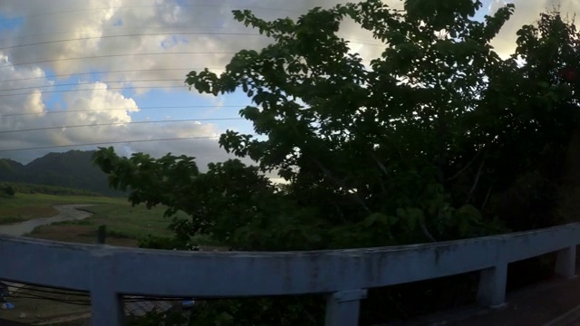 在乡村道路上行驶时从车内看到的景色视频素材