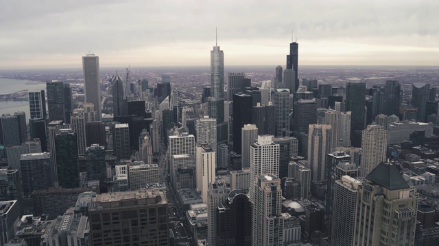 在阴天的芝加哥天际线鸟瞰图视频素材