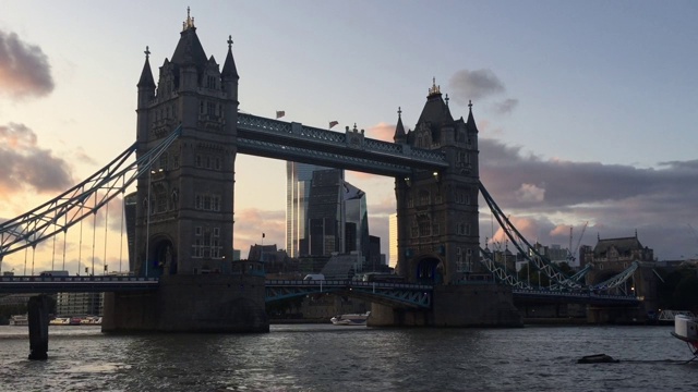 英国伦敦塔桥，夜间横跨泰晤士河的旅游观光地标视频素材