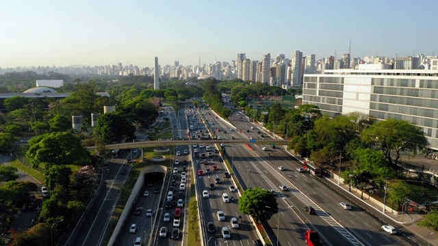 23 de Maio大道，靠近Ibirapuera公园，巴西圣保罗视频素材