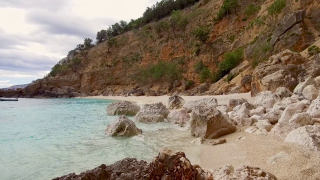 Cala Biriala, Baunei海滩-意大利-撒丁岛视频素材