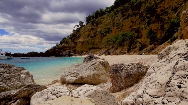 Cala Biriala, Baunei海滩-意大利-撒丁岛视频素材