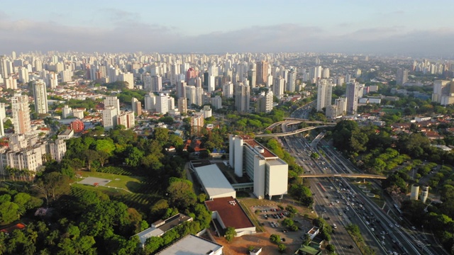 23 de Maio大道，靠近Ibirapuera公园，巴西圣保罗视频素材