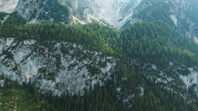 戈索泽山峰鸟瞰图与云彩视频素材