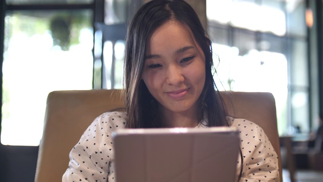 亚洲女人看数字平板电脑视频素材