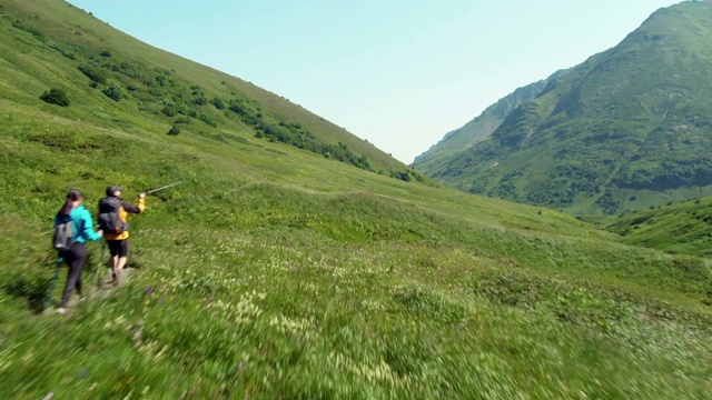 徒步旅行者和美丽的山谷在山上视频素材