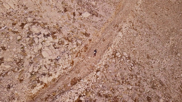 爬一座山。塔塔利山的徒步旅行路线。去奥林匹斯山的路。空中俯视图。视频素材