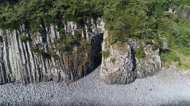 Gaetkkak Jusangjeolli Cliff (Gaetkkak柱状接头)/ Seogwipo-si，济州岛，韩国视频素材