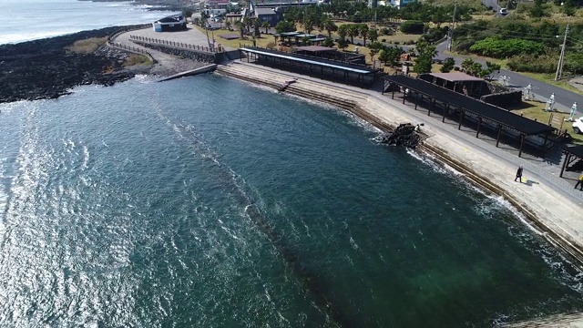 韩国济州岛Nonjinmul海滩/西格浦西视频素材