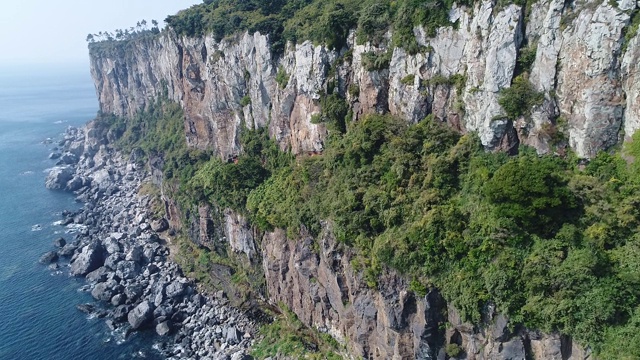 韩国济州岛，Baksugijeong海岸悬崖/西浦浦西视频素材