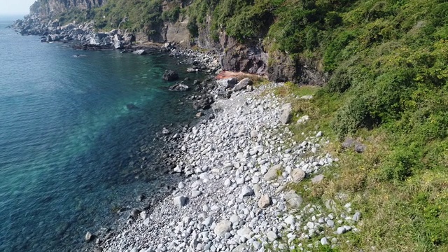 韩国济州岛，Baksugijeong海岸悬崖/西浦浦西视频素材