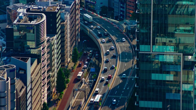 东京市区的一段高速公路的时间跨度不大视频素材