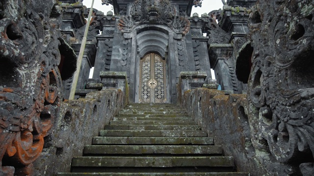 东巴厘岛兰浦阳寺的龙和岩楼梯，顶部有门。视频素材