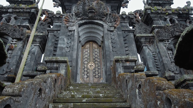 东巴厘岛兰浦阳寺的龙和岩楼梯，顶部有门。视频素材