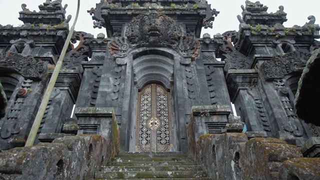 东巴厘岛兰浦阳寺的龙和岩楼梯，顶部有门。视频素材