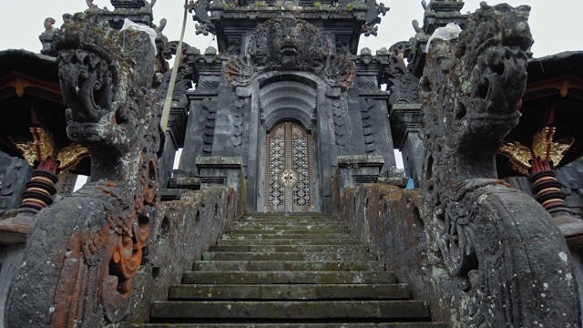 东巴厘岛兰浦阳寺的龙和岩楼梯，顶部有门。视频素材