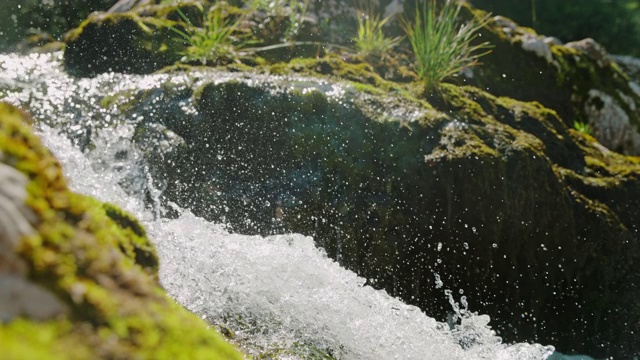 SLO MO这条河水流湍急视频素材