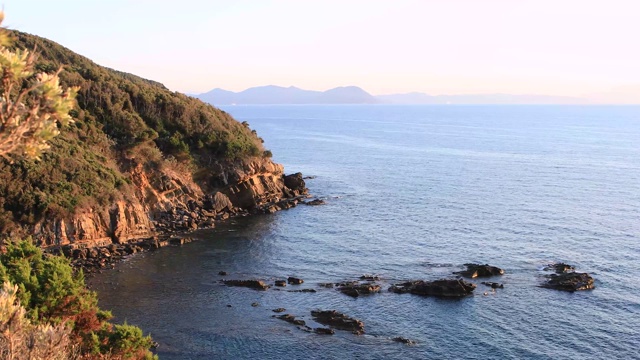 布卡德拉命运海滩的岩石海岸全景图。傍晚地中海边的悬崖和岩石。意大利托斯卡纳。视频素材