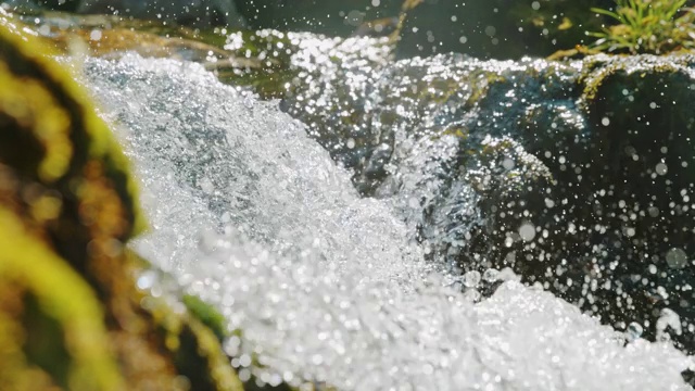 时间扭曲效应强水流的什么?一条河视频素材