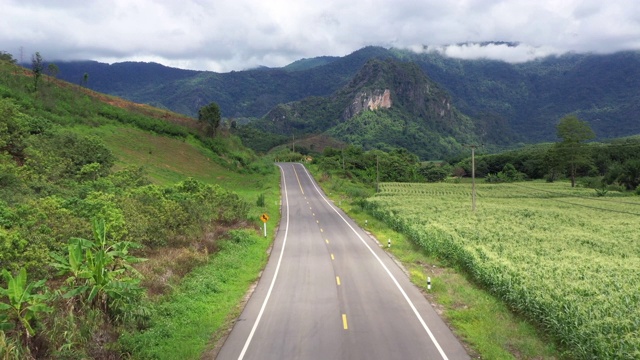 大自然中漫长的乡村道路和山脉视频素材