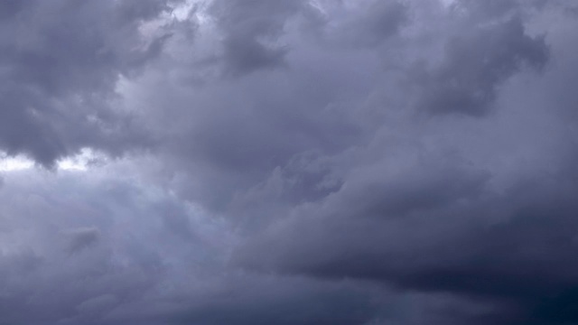 时间流逝镜头与蓝色暴风雨的云视频素材