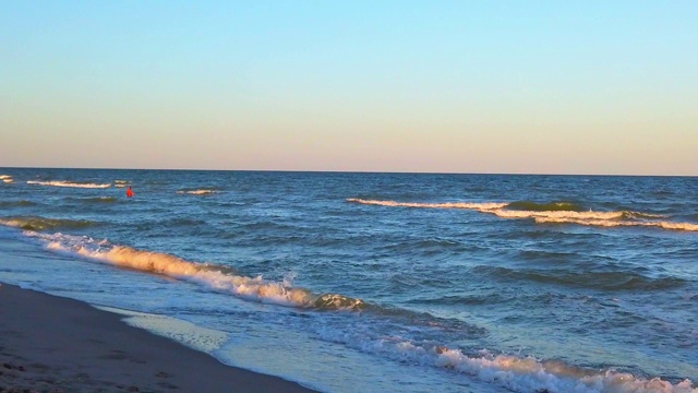 海的海滩。在夏日日落时拍摄。视频素材