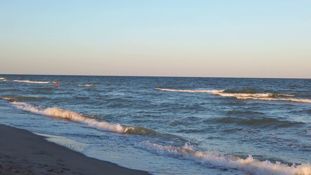 海的海滩。在夏日日落时拍摄。视频素材