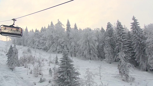 椅子上滑雪缆车视频素材