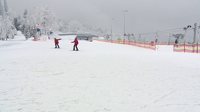 滑雪者在坡视频素材