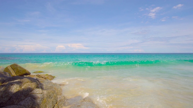 普吉岛,泰国。夏天的海滩和大海。海滩、沙滩和天空的风景在夏天的一天。海滩的空间区域。泰国普吉岛巴东海滩，4K超高清。视频剪辑视频素材