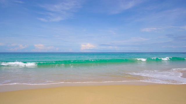 普吉岛,泰国。夏天的海滩和大海。海滩、沙滩和天空的风景在夏天的一天。海滩的空间区域。泰国普吉岛巴东海滩，4K超高清。视频剪辑视频素材