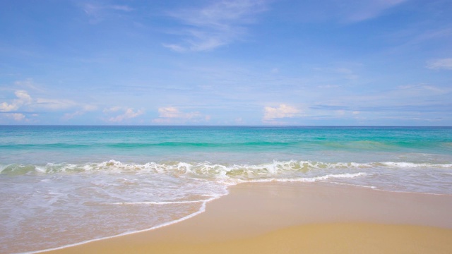 普吉岛,泰国。夏天的海滩和大海。海滩、沙滩和天空的风景在夏天的一天。海滩的空间区域。泰国普吉岛巴东海滩，4K超高清。视频剪辑视频素材