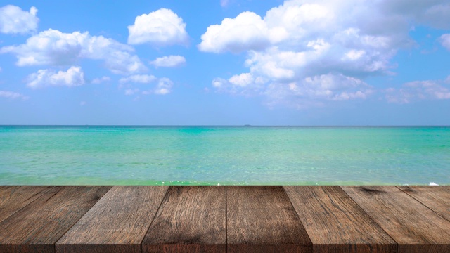 餐桌和椅子，木材餐桌吧台和海滩海滨背景在夏季和美丽的自然阳光，顶部木材餐桌空间区域的产品展示。3840 x2160。4 k UHD。视频剪辑。视频素材