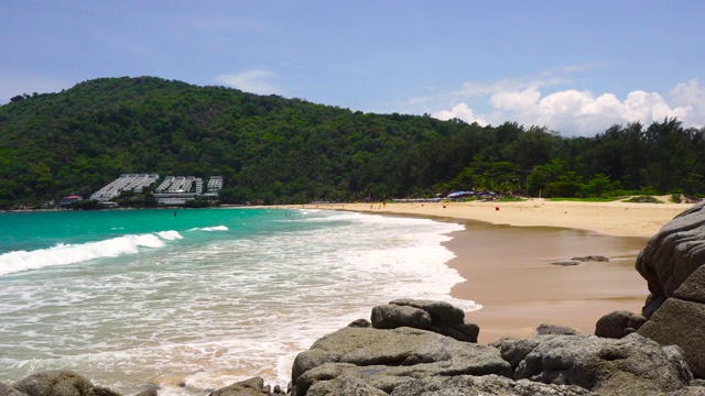 普吉岛,泰国。夏天的海滩和大海。海滩、沙滩和天空的风景在夏天的一天。海滩的空间区域。泰国普吉岛巴东海滩，4K超高清。视频剪辑视频素材