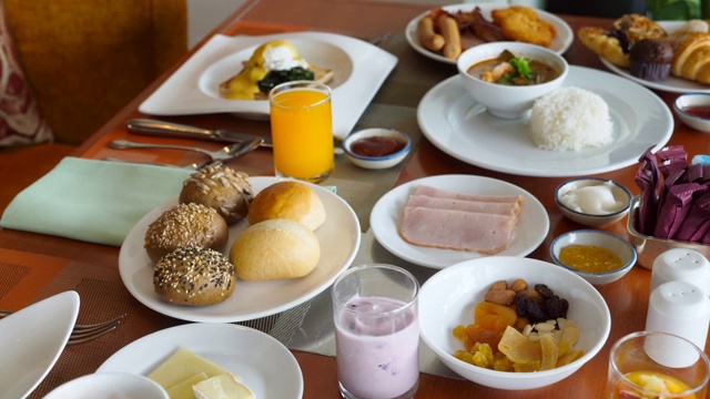 餐厅早餐概念，菜肴桌，各种午餐套餐视频素材