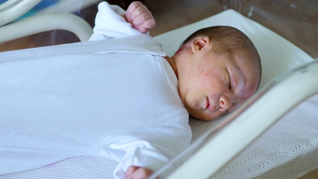 新生男婴静静地躺在妇产医院里视频素材