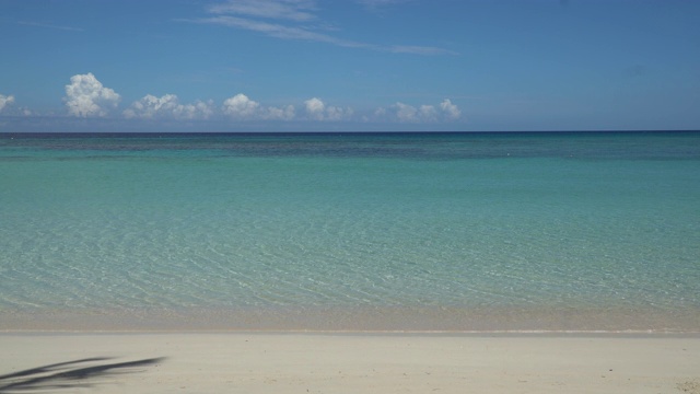 风平浪静的加勒比海，阳光明媚视频素材