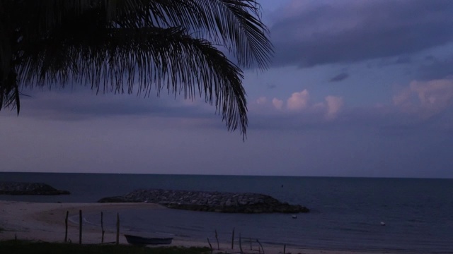 从白天到夜晚的景象，晚上的时间流逝，热带夏天的乌云天空，可怕的海水表面视频素材