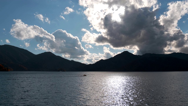 时间流逝的秋天，山和湖与蓝天，美丽的自然景观视频素材