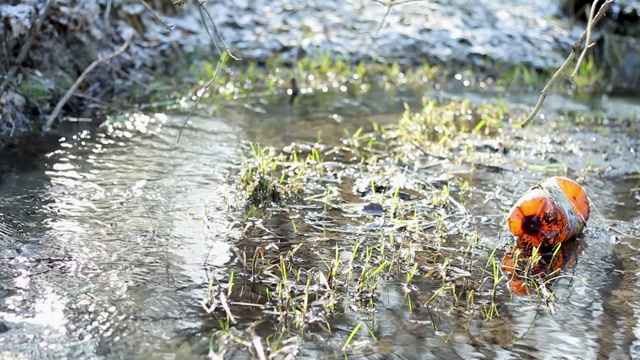 塑料瓶漂浮在泉水中。视频素材