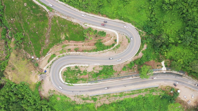 公路旅行通过弯道山视频素材