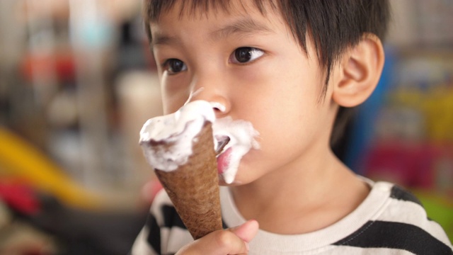 亚洲小男孩在家吃冰淇淋视频素材