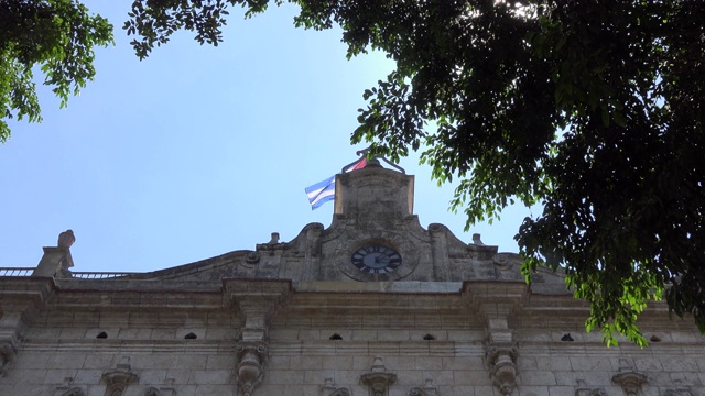 从古巴哈瓦那老城的将军官邸(Palacio de los Capitanes Generales)眺望视频素材