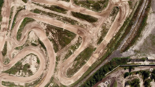 极限摩托车赛道。空中拍摄的摩托车越野赛道路轨道。专业的摩托车赛道，封闭的泥土赛道，陡峭的障碍视频素材